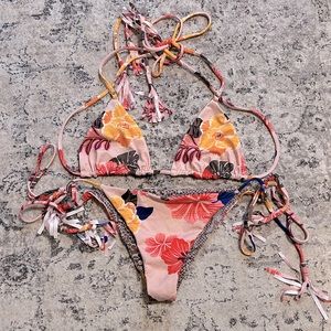RARE Acacia bikini in retro paradise. Like new. Small top Med bottoms